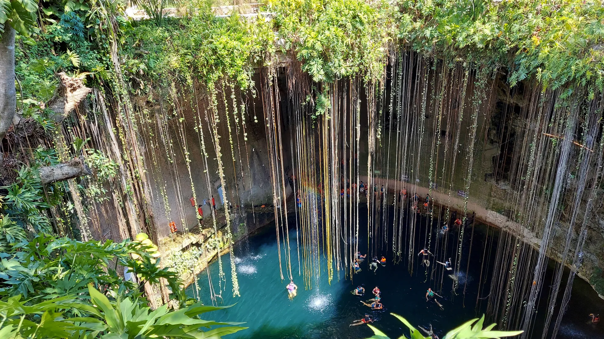 Ik Kil Cenote landscape